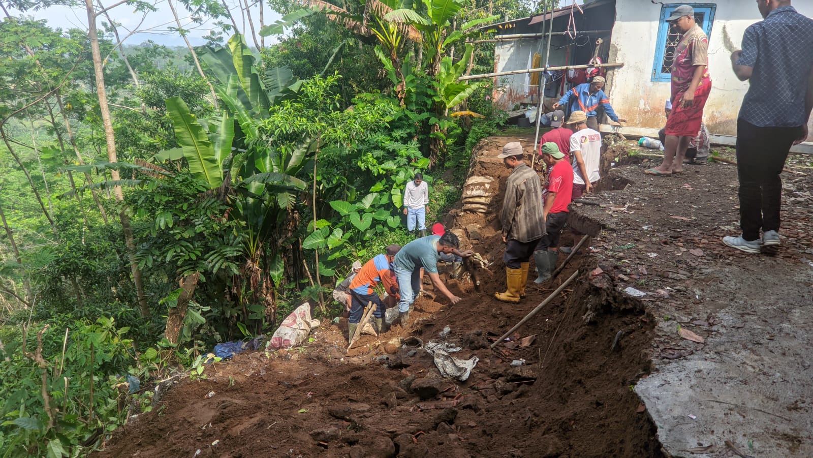 Pemeriksaan Bencana Longsor di Wilayah Jolontoro RT 03/RW 12